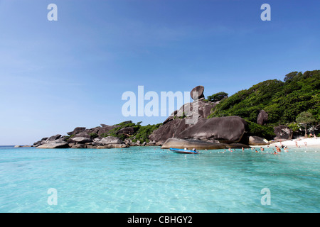 Bateau et voile Rock sur Similan dans les îles Similan, Phang-Nga, près de Phuket, Thaïlande Banque D'Images