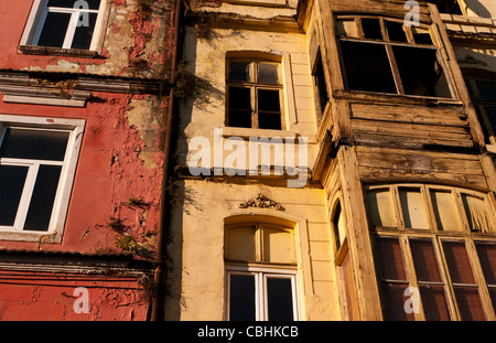 Maisons anciennes sur Tomtom Kaptan Sokagi, Beyoglu, Istanbul, Turquie Banque D'Images