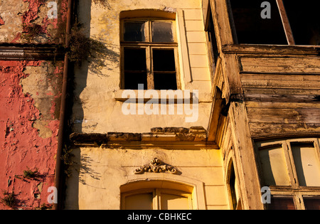 Maisons anciennes sur Tomtom Kaptan Sokagi, Beyoglu, Istanbul, Turquie Banque D'Images