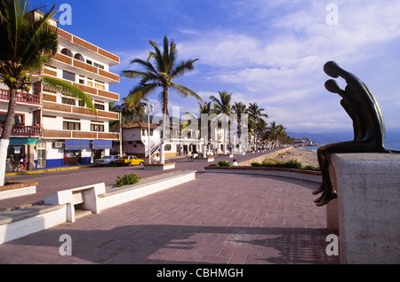 'La Nostalgie', une statue en bronze d'un couple dans l'amour par Ramiz Barquet, baie de Banderas à Puerto Vallarta, Jalisco, Mexique Banque D'Images