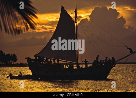 Tour de la voile au coucher du soleil sur la lagune Nichupté à Cancun, Mexique Banque D'Images