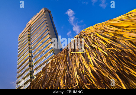 Low angle view of tour et palapa beach pavillon dans Acapulco, Guerrero, Mexique Banque D'Images