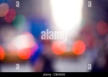 Colorful abstract photo. Feux arrière de taxi de flou artistique, les immeubles de bureaux et des enseignes au néon. Banque D'Images