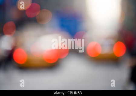 Colorful abstract urban photo. Feux arrière de taxi de flou artistique, les immeubles de bureaux et des enseignes au néon. Banque D'Images