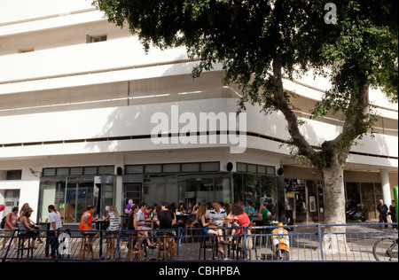 La terrasse d'un café à l'extérieur d'un bâtiment du Bauhaus à Tel Aviv ISRAËL Banque D'Images