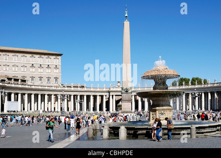 Les touristes sur la Place Saint Pierre dans la Cité du Vatican à Rome. Banque D'Images