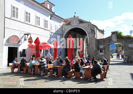 Vodnjaku bar pri et Muda Gate, Preseren Square, Koper, Capodistria, Primorska, la Slovénie, l'Istrie, Balkans, Mer Adriatique, de l'Europe Banque D'Images