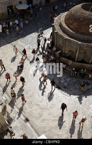 Le tourisme À PIED PASSÉ GRANDE FONTAINE SUR ONOFRIOS & STRADUN PLACA LA VIEILLE VILLE DE DUBROVNIK CROATIE 05 Octobre 2011 Banque D'Images