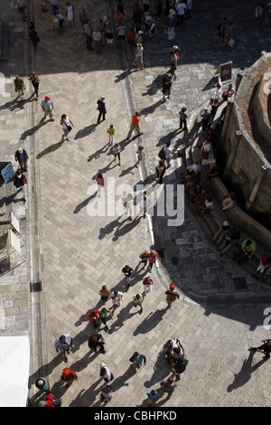 Le tourisme À PIED PASSÉ GRANDE FONTAINE SUR ONOFRIOS & STRADUN PLACA LA VIEILLE VILLE DE DUBROVNIK CROATIE 05 Octobre 2011 Banque D'Images