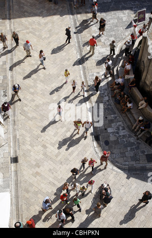 Le tourisme À PIED PASSÉ GRANDE FONTAINE SUR ONOFRIOS & STRADUN PLACA LA VIEILLE VILLE DE DUBROVNIK CROATIE 05 Octobre 2011 Banque D'Images