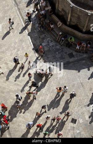 Le tourisme À PIED PASSÉ GRANDE FONTAINE SUR ONOFRIOS & STRADUN PLACA LA VIEILLE VILLE DE DUBROVNIK CROATIE 05 Octobre 2011 Banque D'Images