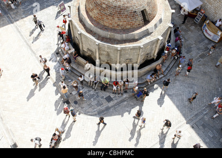 Le tourisme À PIED PASSÉ GRANDE FONTAINE SUR ONOFRIOS & STRADUN PLACA LA VIEILLE VILLE DE DUBROVNIK CROATIE 05 Octobre 2011 Banque D'Images