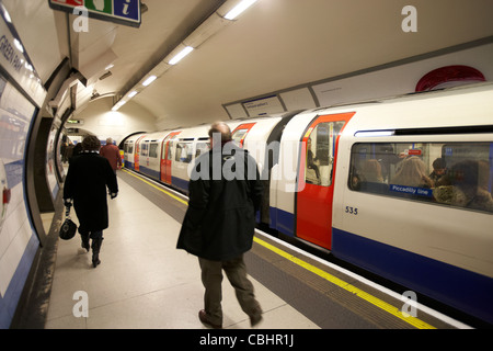 La station de métro Green Park avec piccadilly train à Angleterre Royaume-Uni uk plate-forme Banque D'Images