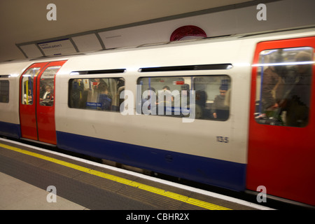 Ligne Piccadilly london underground tube train de quitter la plate-forme Angleterre Royaume-Uni uk motion action du mouvement Banque D'Images