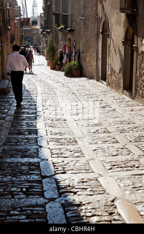 La rue de galets dans la ville médiévale de Erice, Sicile. Banque D'Images