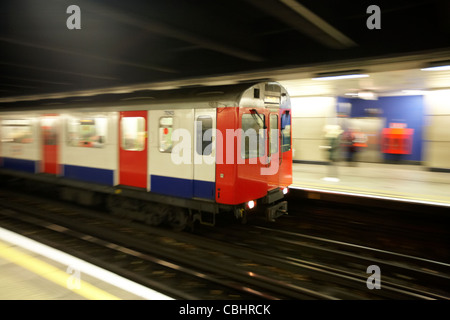 Métro de Londres train arrivant en gare Angleterre Royaume-Uni Royaume-Uni motion blur action délibérée Banque D'Images