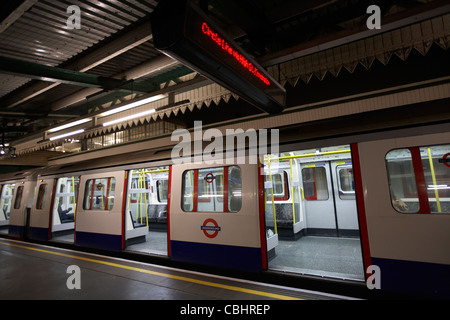 Attente du train à quai à la station de métro Edgware Road Londres Angleterre Royaume-Uni uk Banque D'Images