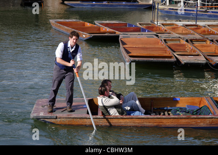 Barques à touristes le long de la rivière Cam, Cambridge, England, UK Banque D'Images