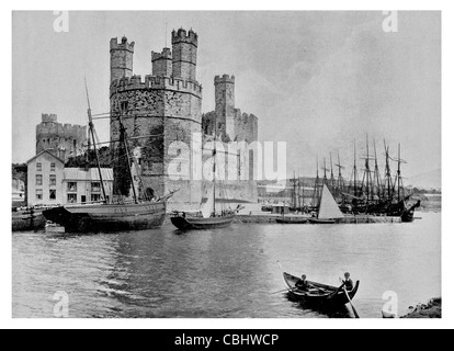 Château de Caernarfon Gwynedd au Pays de Galles ville médiévale murs rideau fortification tour chateau fort bastion bastion tourelle citadelle Banque D'Images