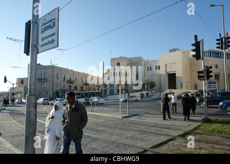 Les personnes qui traversent la lumière des voies ferrées à Tsahal square. Jérusalem Israël. Banque D'Images