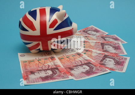 Tirelire Union Jack sur le dessus d'un tableau bleu avec 6 livres Cinquante billets de banque pour représenter la crise de la dette et des pensions. Banque D'Images