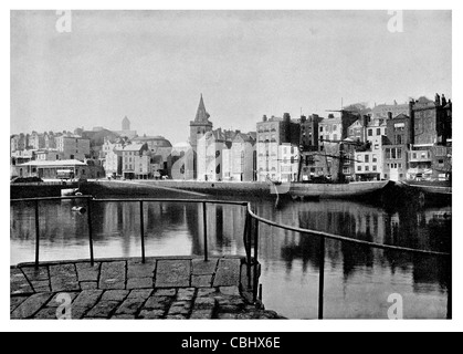 Bailliage Guernesey port quai quai du vieux port de pêche de l'industrie de la flotte de chalutiers entrepôts entrepôt église dockland Banque D'Images