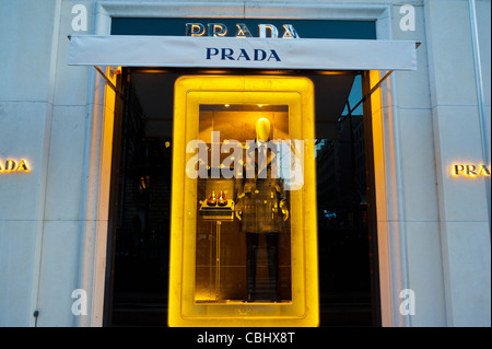 Prada store paris avenue montaigne Banque de photographies et d