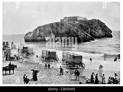 Tenby St Catherine's bastion Château Fort Palmerstone ville en bord de plage de sable fin de la baie de Pembrokeshire chariot machine de baignade Banque D'Images