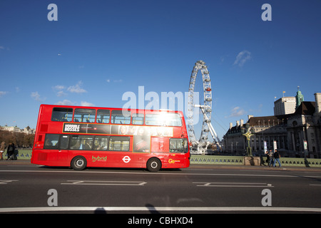 Électrique hybride london bus à impériale rouge transports traversant le pont de Westminster angleterre Royaume-Uni Royaume-Uni zone de faibles émissions lez Banque D'Images