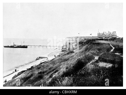 Totland Bay Ile de Wight Angleterre station de sauvetage de la plage de dunes de sable jetée ferry à vapeur steamer steamship Banque D'Images