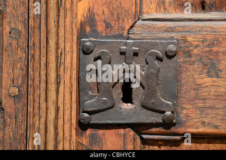 Ancienne Serrure avec Christian pénitents, Porte de Chapelle des Pénitents Blancs (1492), La Tour ou La Tour-sur-Tinée, Alpes-Maritimes Banque D'Images