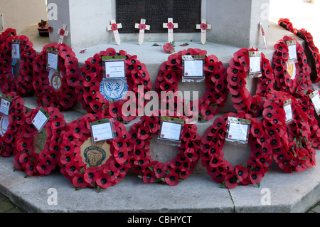 Des couronnes de coquelicots sur War Memorial, Warwick, Royaume-Uni Banque D'Images
