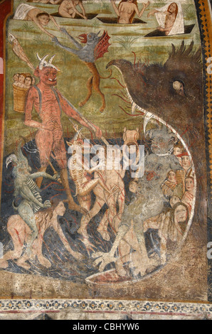 Bouche de l'Enfer Fresco ou peinture murale avec enlèvement de diable enfants, Chapelle des Pénitents blancs (1492) la Tour-sur-Tinée Alpes-Maritimes France Banque D'Images