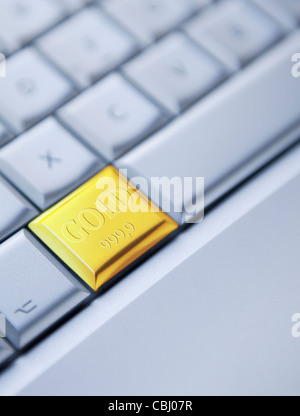 Acheter Gold Online. Image conceptuelle du clavier avec une touche représentée par une barre dorée Banque D'Images