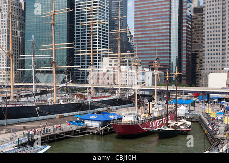 Ambrose light ship vintage et d'autres navires ont accosté au South Street Seaport Museum de New York. Banque D'Images