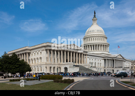 Les visiteurs et les touristes de la sud-est de l'entrée du Capitole à Washington, DC. Banque D'Images