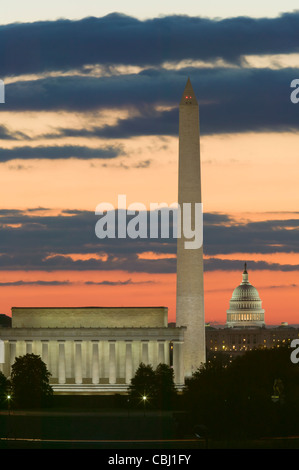 Le Lincoln Memorial, le Washington Monument, le Capitole et l'allume pendant le crépuscule du matin à Washington, DC. Banque D'Images