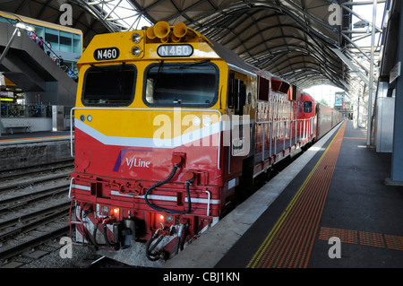 Un train de banlieue à la gare de Croix-du-Sud à Melbourne, Australie Banque D'Images