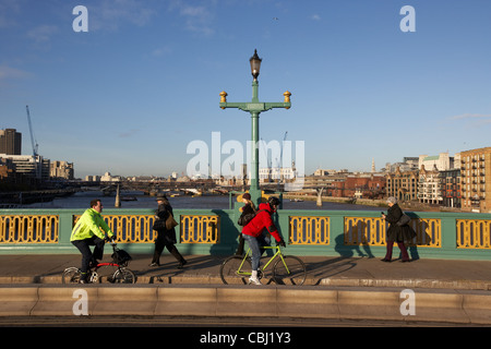 Les cyclistes navetteurs en utilisant la voie cyclable sur Southwark Bridge vers la ville de Londres Angleterre Royaume-Uni uk Banque D'Images