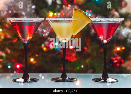 Trois verres avec un cocktail sur une table en verre. Banque D'Images