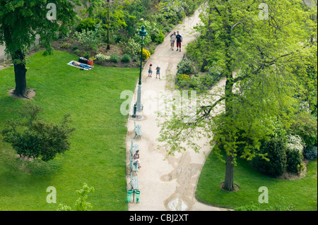 Les visiteurs apprécient le Champ de Mars sous la Tour Eiffel à Paris, France Banque D'Images