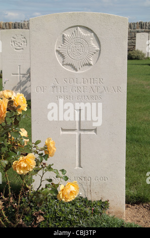 La pierre tombale du Soldat inconnu (Irish Guards) dans la CSGC Cimetière canadien de l'Ontario, Pas de Calais, France. Banque D'Images