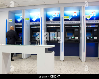 L'homme en utilisant un guichet automatique, Direction générale de la Citibank, NYC Banque D'Images