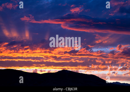 Coucher du soleil le long de l'Interstate 15 près de Dillon, Montana, USA. Banque D'Images