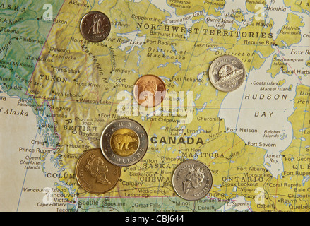 Les pièces de monnaie canadiennes sur la carte nationale du Canada Still Life Banque D'Images