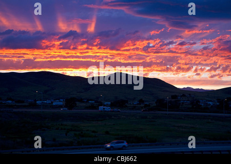 Coucher du soleil le long de l'Interstate 15 près de Dillon, Montana, USA. Banque D'Images