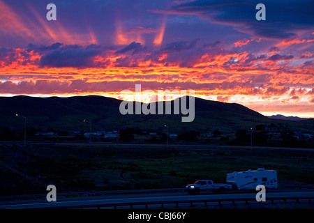 Coucher du soleil le long de l'Interstate 15 près de Dillon, Montana, USA. Banque D'Images