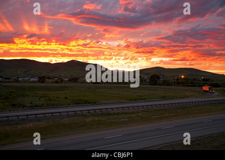 Coucher du soleil le long de l'Interstate 15 près de Dillon, Montana, USA. Banque D'Images