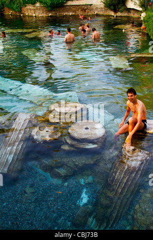 Piscine et les touristes. Hierapolis. Province de Denizli. L'Anatolie. La Turquie. Banque D'Images