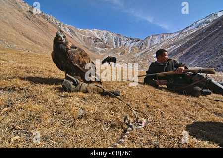 Eagle kazakhs chasseur et son aigle doré dans la région de l'Altaï à l'ouest de la Mongolie du Bayan-Ölgii Banque D'Images